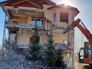 تخریب ساختمان لاکچری غیرمجاز در آبسرد/اجرای حکم قضایی پس از ۲۲ سال